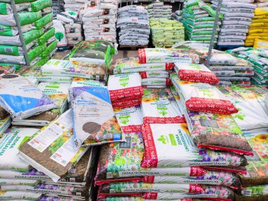 CZESTOCHOWA, POLAND - 23 Mayıs 2025: Polonya 'nın Czestochowa kentindeki özel bir bahçe malzemeleri deposunda bitki torbası toprak substratı.