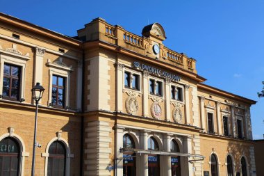 TARNOWSKIE GORY, POLAND - 28 Ağustos 2024: Tarnowskie Gory, Polonya 'daki tarihi tren istasyonu binası.