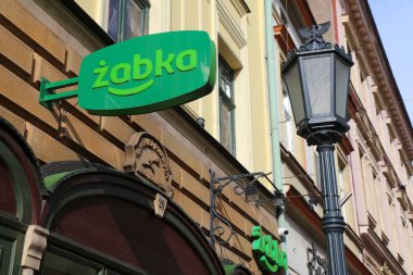 CESZYN, POLAND - 30 Mayıs 2024: Polonya 'nın Cieszyn kentindeki Zabka bakkal dükkanı. Zabka, Polonya 'nın en büyük bayilik şirketlerinden biri..