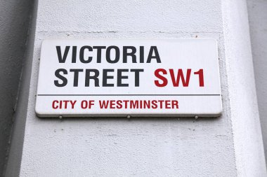 LONDON, İngiltere - 9 Temmuz 2024: Victoria Caddesi tabelası Westminster, Londra.