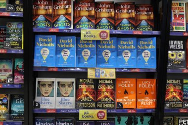 LONDON, UK - 9 Temmuz 2024: John Grisham, David Nicholls, Coco Mellors, James Patterson ve Lucy Foley 'in kitapları Londra, İngiltere' de bir kitapçıda sergileniyor.