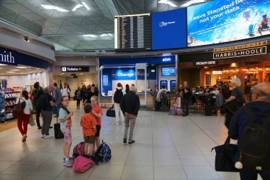 LONDON, İngiltere - 9 Temmuz 2024: Londra, İngiltere 'de düşük maliyetli havayolları konusunda uzmanlaşmış Stansted Havalimanı yolcuları acele.