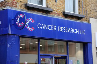 SUTTON, İngiltere - 8 Temmuz 2024: Kanser Araştırmaları İngiltere 'nin Güney Londra' daki Sutton İlçesi 'nde hayır kurumu.