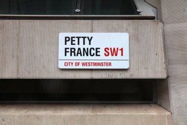 LONDON, İngiltere - 9 Temmuz 2024: Westminster, Londra 'da Petty France sokak tabelası.