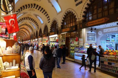 İSTANBUL, TURKEY - 25 Mart 2023: İnsanlar İstanbul, Türkiye 'deki Mısır Çarşısını (ayrıca Baharat Pazarı olarak da bilinir) ziyaret ediyor. Baharat pazarı İstanbul 'un Eminonu semtinde yer almaktadır..