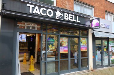 Londra, İngiltere - 9 Temmuz 2024: Taco Bell fast food restoran zinciri Londra, İngiltere.