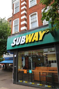 SUTTON, İngiltere - 8 Temmuz 2024: Londra 'nın Güney Londra bölgesindeki Sutton ilçesindeki Subway fast food sandviç dükkanının sokak manzarası.