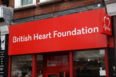 SUTTON, İngiltere - 8 Temmuz 2024: Londra Sutton Borough, İngiltere 'deki British Heart Foundation yardım mağazası.