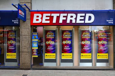 LONDON, İngiltere - 9 Temmuz 2024: Londra, İngiltere 'de Betfred marka spor bahisleri dükkanı.