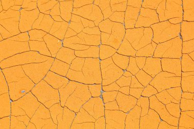 Turuncu çatlamış boyalı kirli arka plan. Grunge boyayı soyuyor..