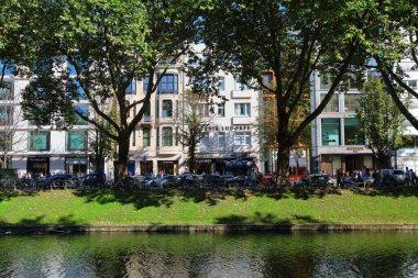 DÜZSELDORF, GERMANY - 19 Eylül 2020: İnsanlar Almanya 'nın Düsseldorf kentindeki ünlü alışveriş merkezi Konigsallee' yi ziyaret ediyor. Düsseldorf, Almanya 'nın en büyük 7. şehridir..