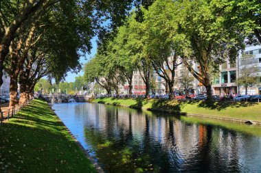 DÜZSELDORF, GERMANY - 19 Eylül 2020: İnsanlar Almanya 'nın Düsseldorf kentindeki ünlü alışveriş merkezi Konigsallee' yi ziyaret ediyor. Düsseldorf, Almanya 'nın en büyük 7. şehridir..