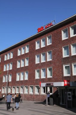 DUISBURG, ALMANY - 18 Eylül 2020: Duisburg, Almanya 'da insanlar Ibis Hotel' in önünden yürüyorlar. Ibis bütçeli otel zinciri Accor Otelleri 'nin bir parçasıdır.