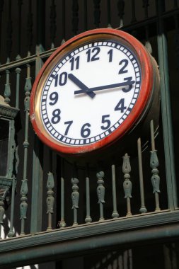 Kamu alanı belediyesinin büyük saati. Almanya 'nın Wuppertal şehri. Barmen ilçesinin Belediye Binası (Rathaus), Wuppertal.