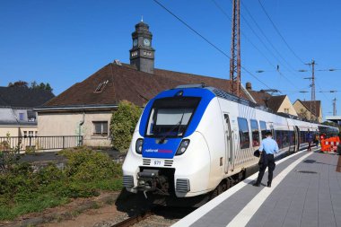 WUPPERTAL, GERMANY - 19 Eylül 2020: Wuppertal 'da Ulusal Express Almanya marka yolcu treni (model: Bombardıman Yeteneği 2).