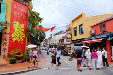 MALACCA, MALAYSIA - 15 Mart 2024: Malezya 'nın tarihi kenti Malezya' nın Çin Mahallesi 'nde Jalan Hang Jebat Caddesi (Jonker Walk veya Jonker Caddesi olarak da bilinir) sokak manzarası.