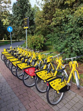 BYTOM, POLAND - 17 Eylül 2025: Bytom, Polonya 'da bisiklet kiralama istasyonu. Metrosu Nextbike tarafından çalıştırılır.