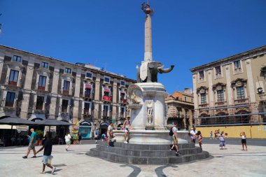 CATANIA, ITALY - 14 AĞUSTOS 2024: insanlar U Liotru olarak bilinen lav taşından yapılmış antik fil heykelini ziyaret ederler. İtalya 'nın Catania şehrinin Piazza del Duomo şehir meydanındaki sembolüdür..