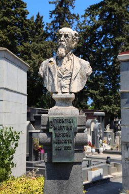 CATANIA, ITALY - 14 AĞUSTOS 2024: İtalya 'nın Sicilya adasındaki Catania şehrindeki Cimitero Monumentale' de Martino Frontini mezarı. Martino Frontini İtalyan besteci ve müzisyendi..