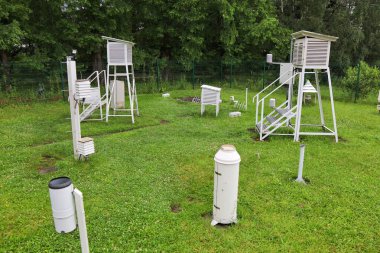 Polonya 'da bir botanik bahçesindeki bilimsel hava istasyonu. Araştırma İstasyonu.