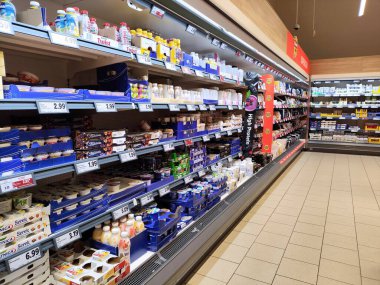 OLSZTYN, POLAND - 13 Ekim 2025: Polonya 'nın Olsztyn kentindeki Lidl süpermarketinde mandıra fiyatları.