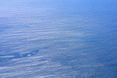 Deniz suyu dokusu. Atlantik Okyanusu 'nun yüzeyi İrlanda' da güneşte parlıyor. Soyut arkaplan.