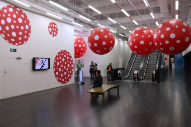 Gallery visitors in London