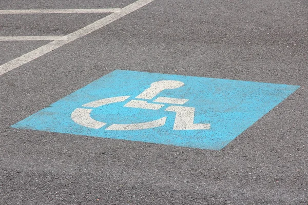 Placa de estacionamento para deficientes — Fotografia de Stock