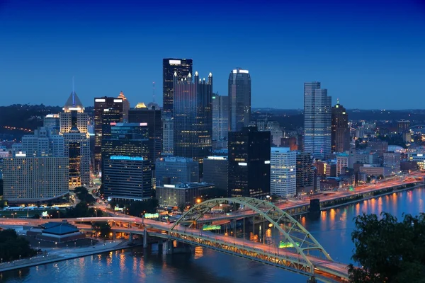 Paisaje urbano nocturno de Pittsburgh — Foto de Stock