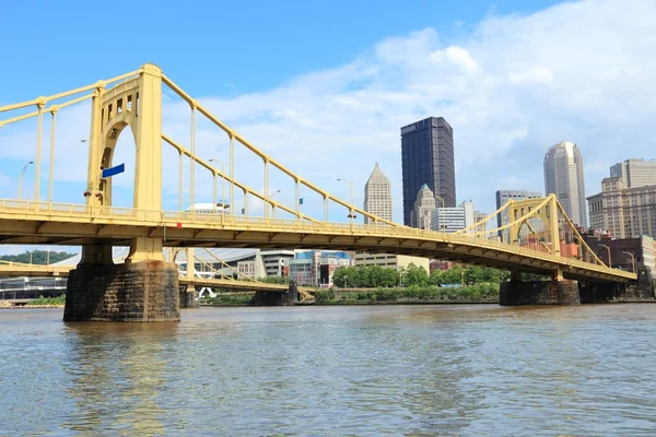 Pittsburgh, Pennsylvania - Brücke Skyline — Stockfoto