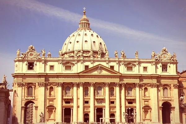 Saint Peter's Basilica - filtered style — 图库照片