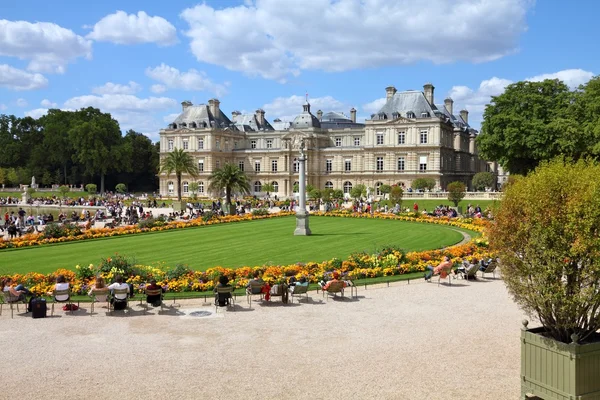 Paris Touristen - luxemburgische Gärten — Stockfoto