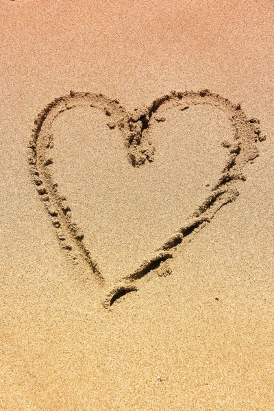 Forme de coeur sur sable — Photo