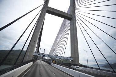 Yol ve köprü otoyol sol tarafında sürüş