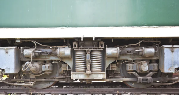 屋外展示の古い列車シャーシのクローズ アップ ロイヤリティフリーのストック写真