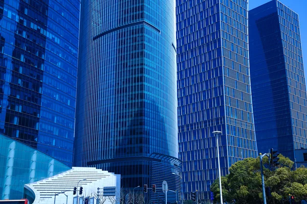 Arquitetura de escritório moderna em fundos de parede de janela de vidro azul — Fotografia de Stock