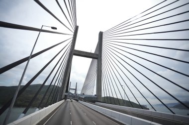 Yol ve köprü otoyol sol tarafında sürüş