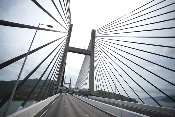 Yol ve köprü otoyol sol tarafında sürüş