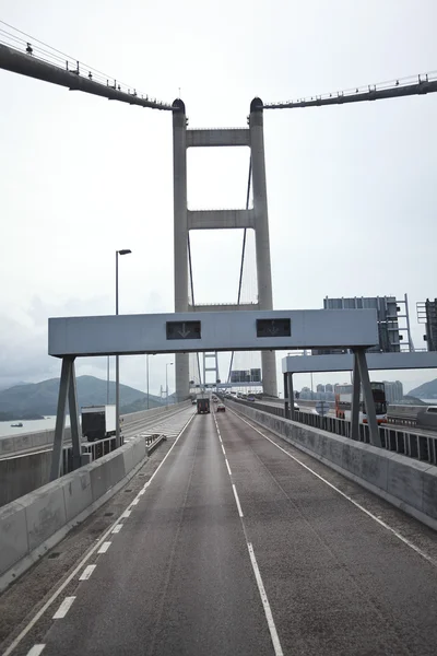 Yol ve köprü otoyol sol tarafında sürüş