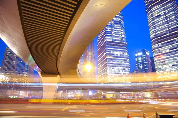 Die Autobahnbrücke Auto Licht Spuren von Shanghai moderne städtische bui — Stockfoto