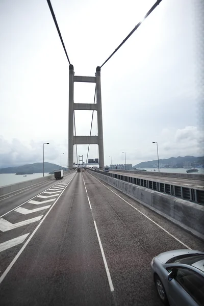 Yol ve köprü otoyol sol tarafında sürüş