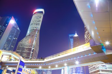 Modern şehir Simgesel Yapı binaların arka planlar gecenin vie Shanghai