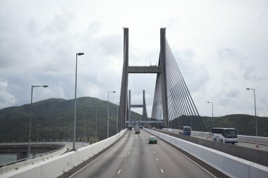 Yol ve köprü otoyol sol tarafında sürüş