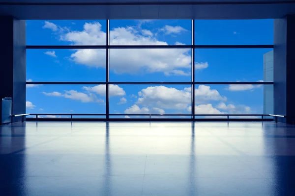 Сучасний інтер'єр аеропорту скляна стіна прохід вікна — стокове фото