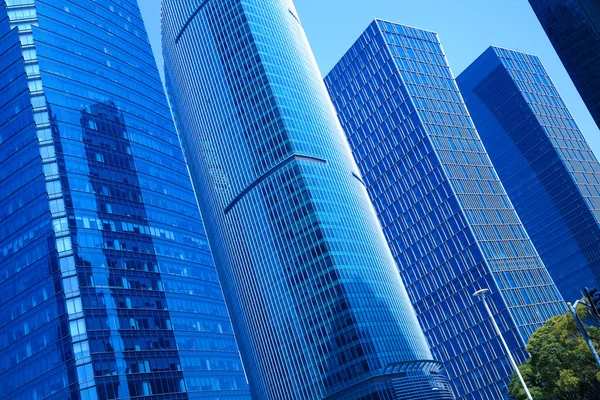 Moderne Büroarchitektur bei blauem Glas Außenwand Hintergrund — Stockfoto