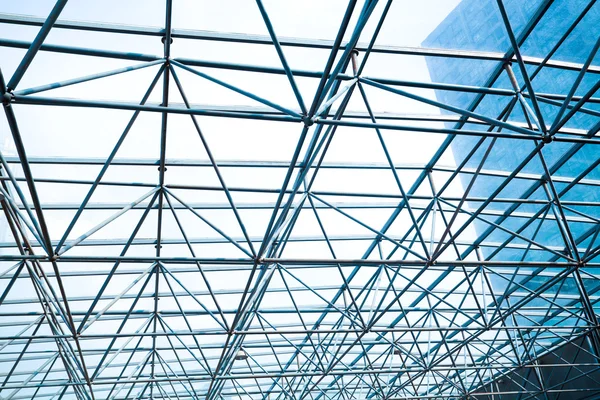 Structure en piliers métalliques de l'architecture de bureau moderne toit en verre — Photo