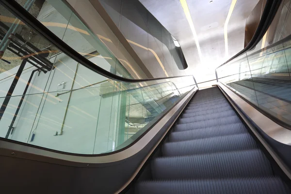 Immeuble de bureaux escaliers mécaniques intérieurs et escaliers — Photo