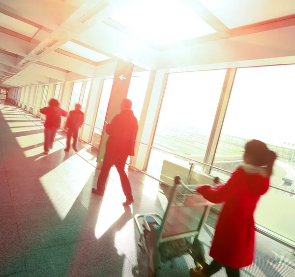 Люди в сонячних вікнах сучасний прохід станції аеропорту — стокове фото