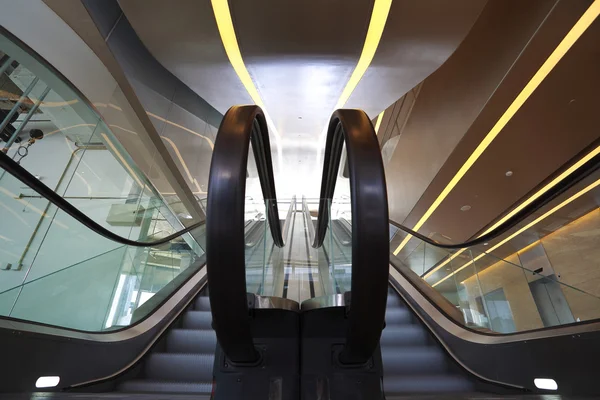 Edificio de oficinas escaleras mecánicas interiores y escaleras — Foto de Stock