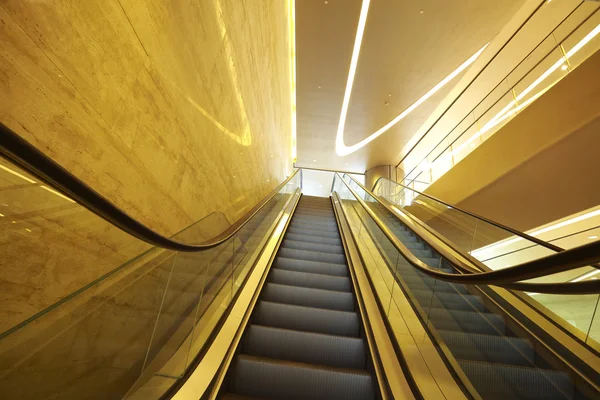 Immeuble de bureaux escaliers mécaniques intérieurs et escaliers — Photo